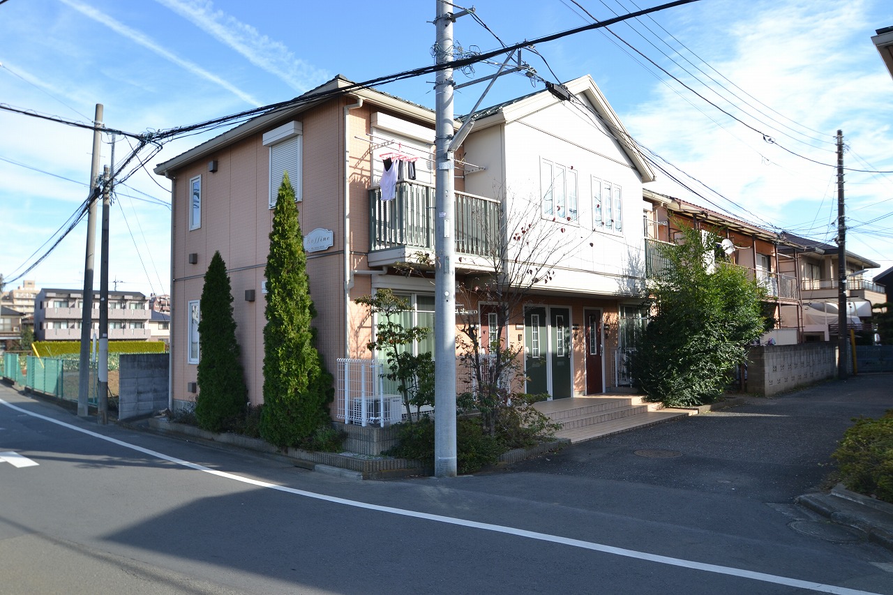 調布市布田のアパートの建物外観