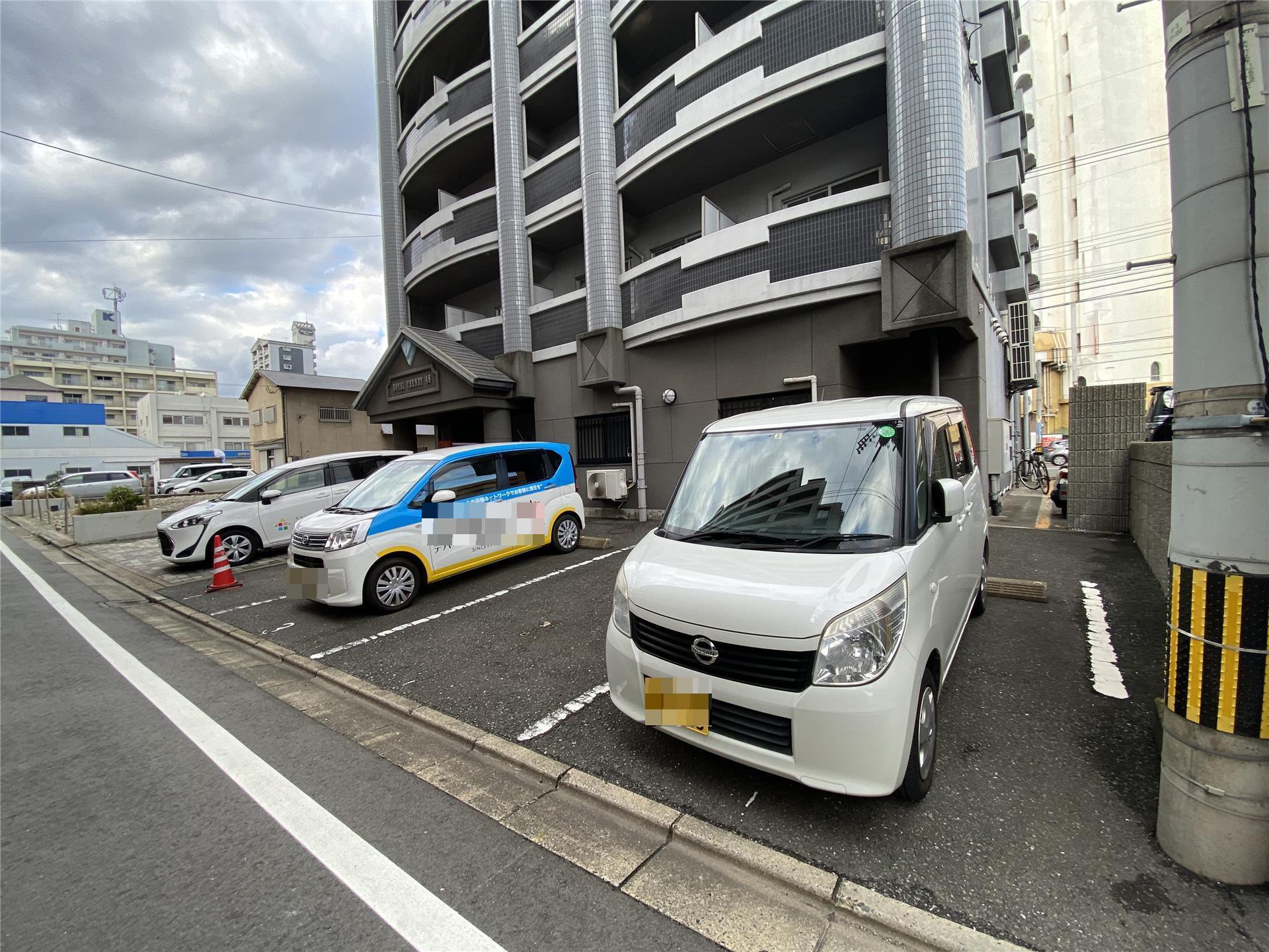 【ロイヤルトレンディの駐車場】