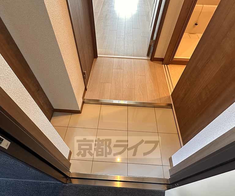 【京都市西京区桂上野東町のマンションの玄関】