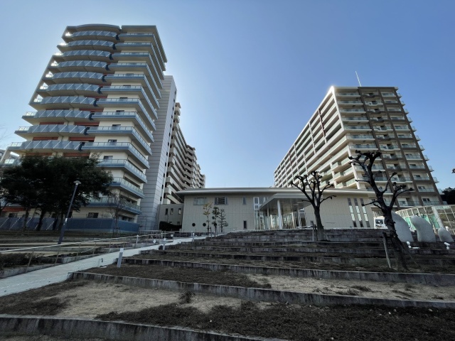 神戸市東灘区向洋町中のマンションの建物外観