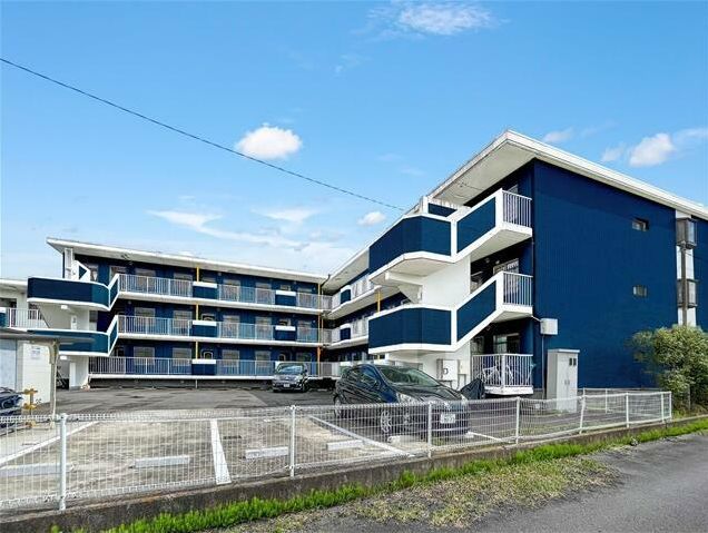 小田原市栢山のマンションの建物外観