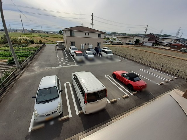 【三重郡朝日町大字縄生のアパートの駐車場】