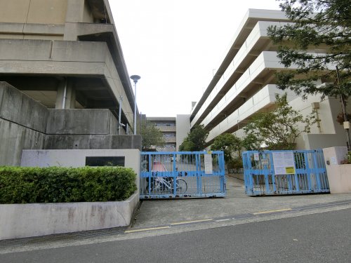 【吹田市山手町のマンションの小学校】