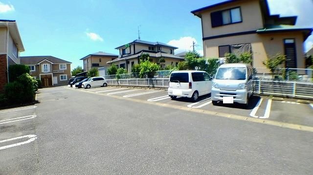 【小城市三日月町久米のアパートの駐車場】