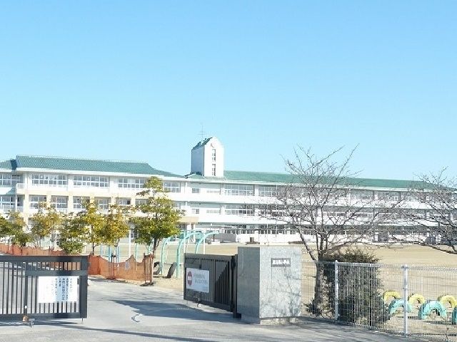 【小城市三日月町久米のアパートの小学校】