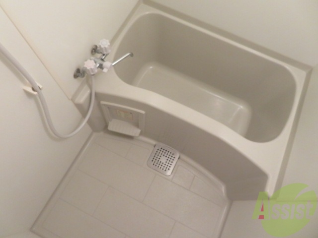 バス・シャワールーム　バスルームは狭すぎず、シャワーも浴びやすそうです。