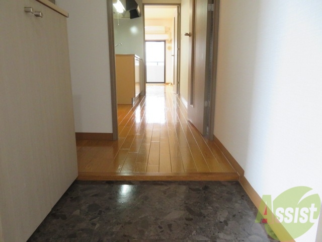 玄関　玄関の様子です。明るい印象ですね。気分もあがりそう。