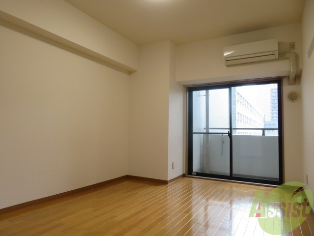 居室・リビング　８．７帖の洋室です。広々として、きれいですね。