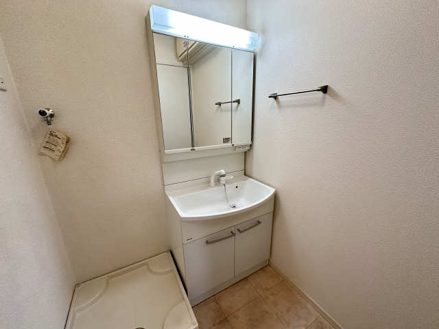 洗面設備　シャワー付洗面台です