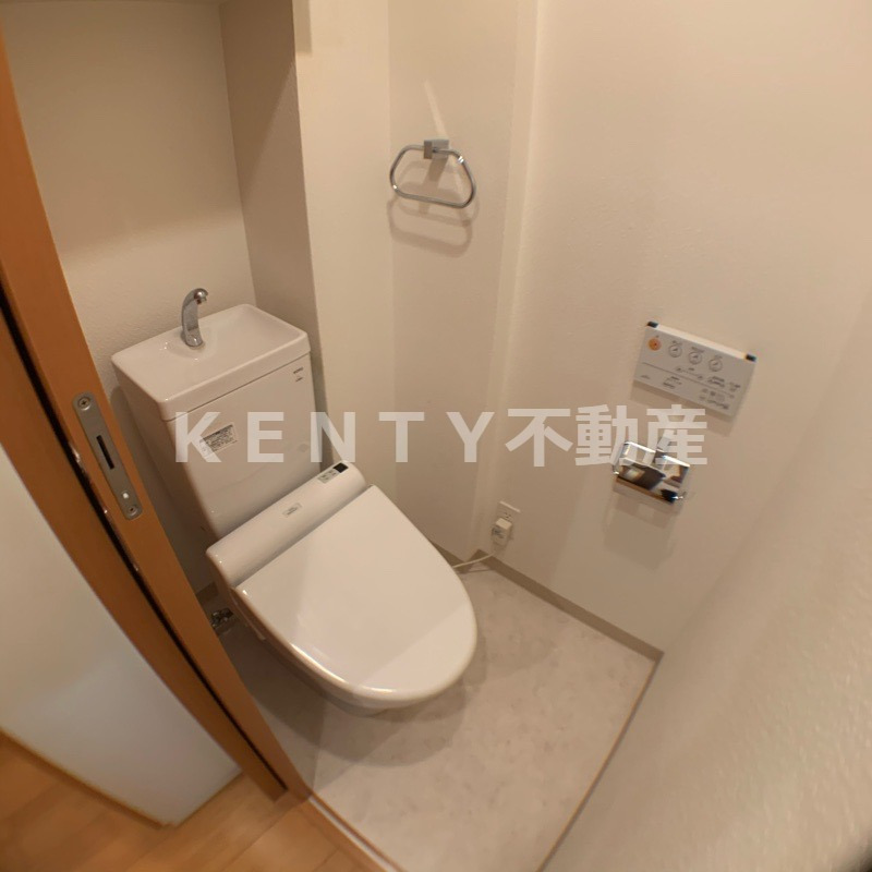 トイレ　落ち着いた色調のトイレです