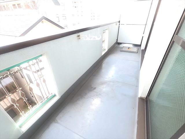 バルコニー　広々としたバルコニー