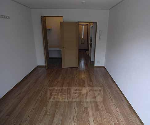 居室・リビング　広々した洋室