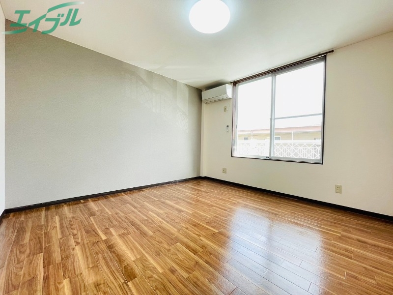 居室・リビング　同物件別室画像