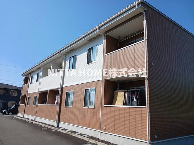 建物外観　エアコン２台付き物件です◆全居室収納付きで外部物置もついてい