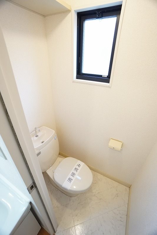 トイレ　嬉しい窓付き。換気はもちろん、明るいです。