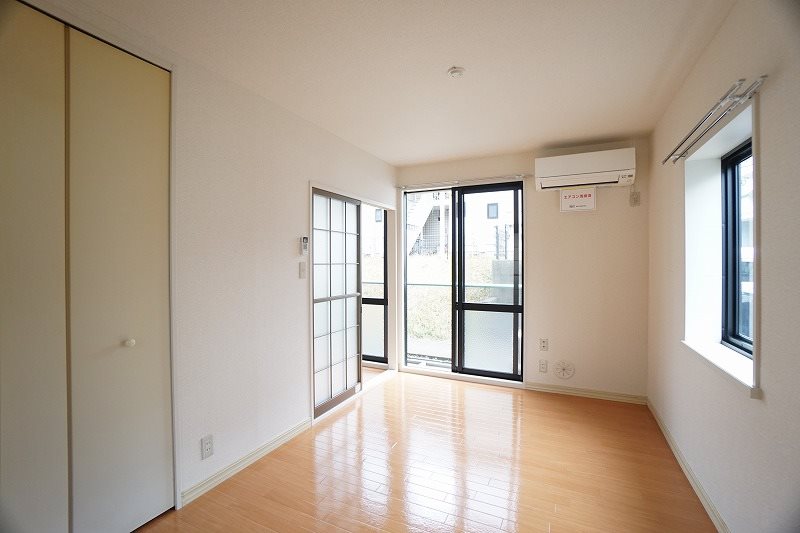 居室・リビング　南向き洋室はリビングとしてもお使いいただけます。