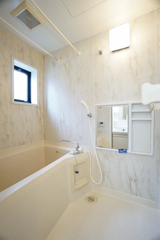 バス・シャワールーム　お風呂に窓がございます。