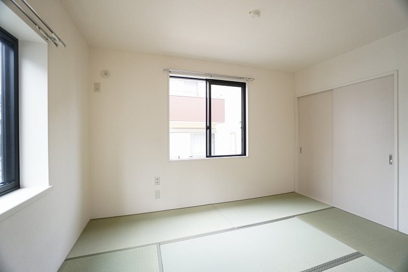 その他部屋・スペース　2面採光の明るい和室。