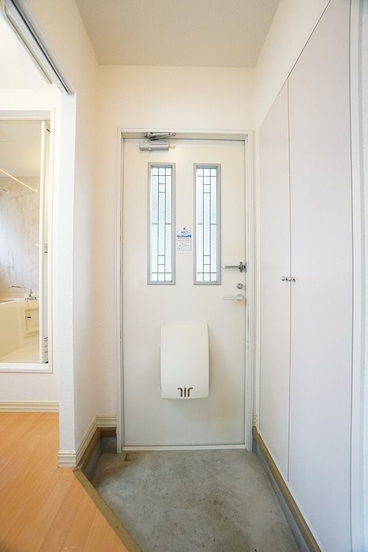 玄関　玄関壁面にシューズボックスがございます。