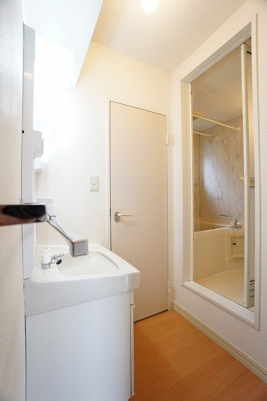 洗面設備　洗面所に洗濯機置き場がございます♪