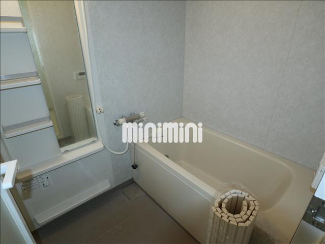 バス・シャワールーム　鏡付きが嬉しいバスルームです。