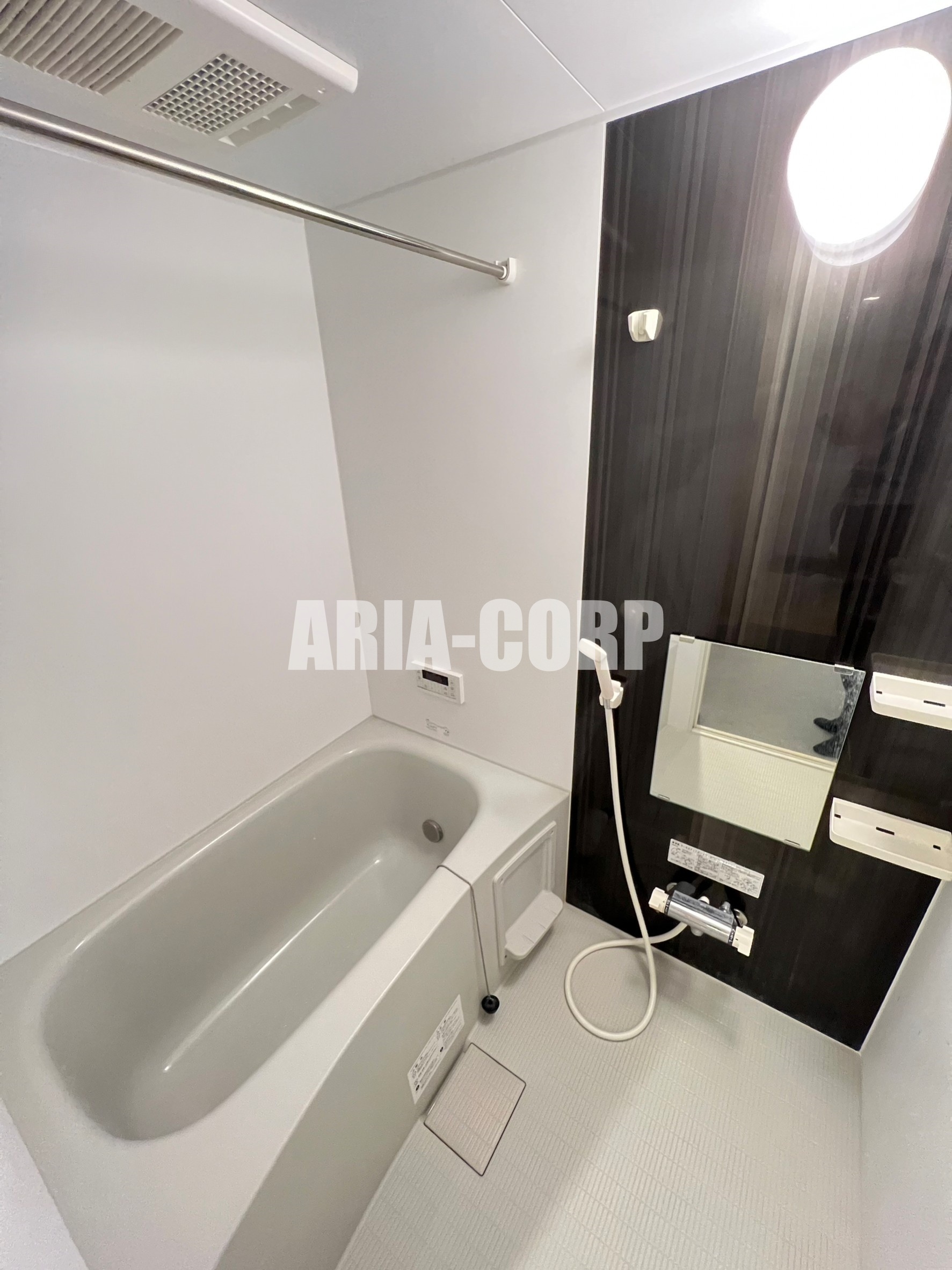 バス・シャワールーム　追焚き浴室乾燥付。カラーパネル採用でお洒落なバスルームです。