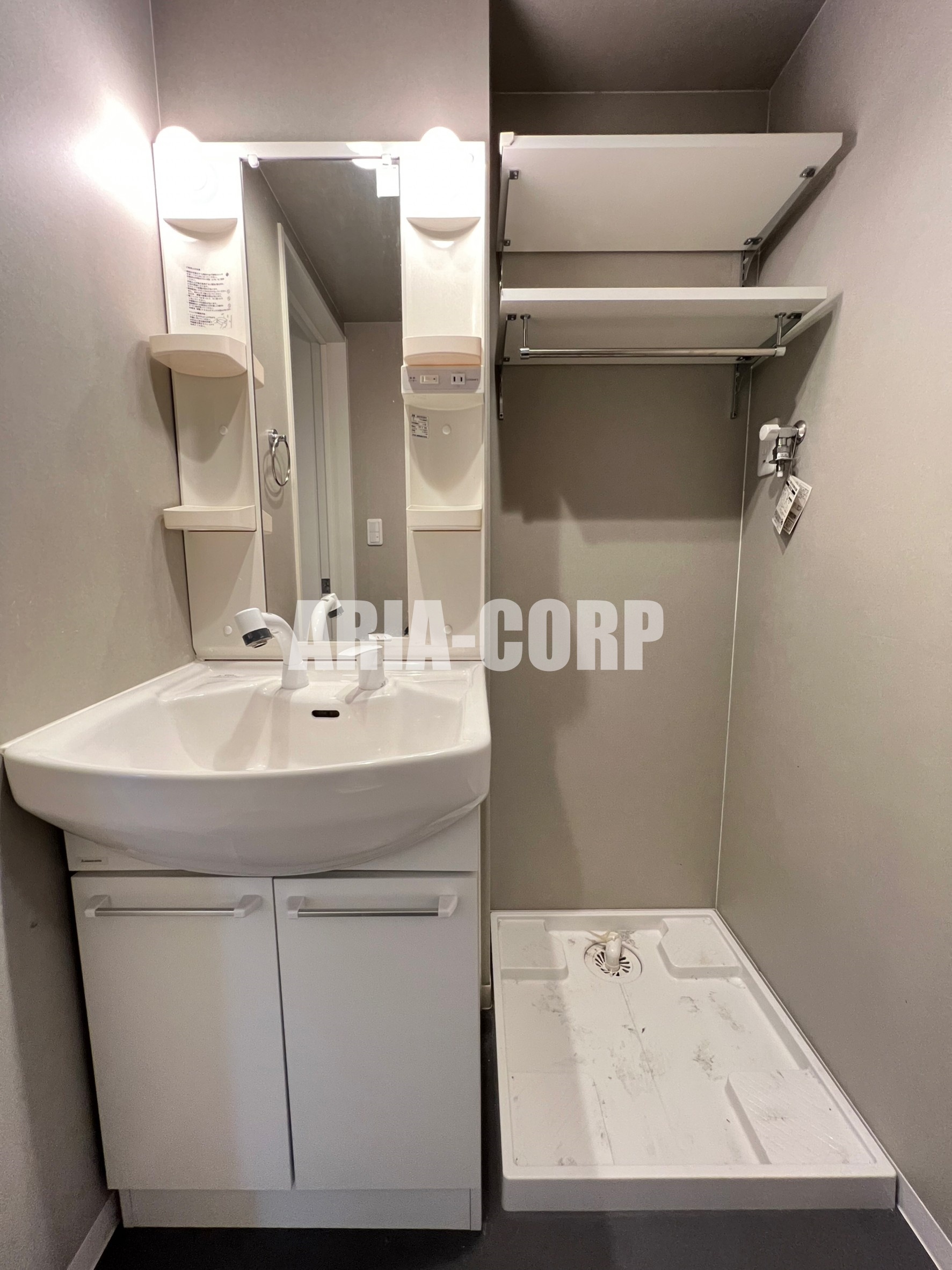 洗面設備　シャンプードレッサー付きの独立洗面台！収納豊富な洗面所♪