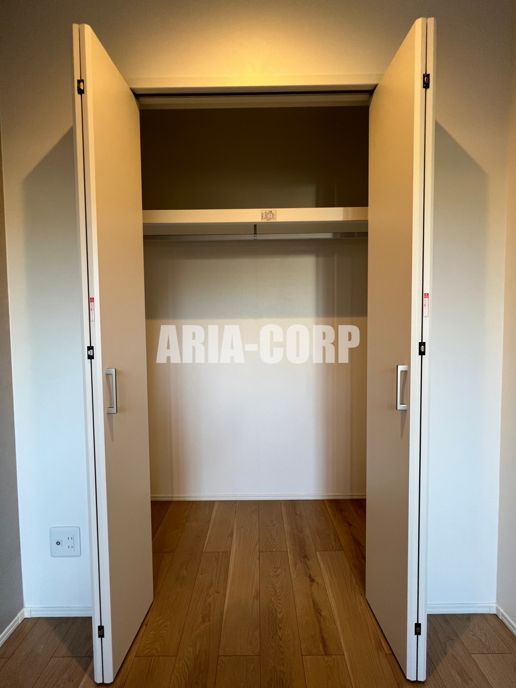 収納　クローゼット、上部にも棚付きでございます♪