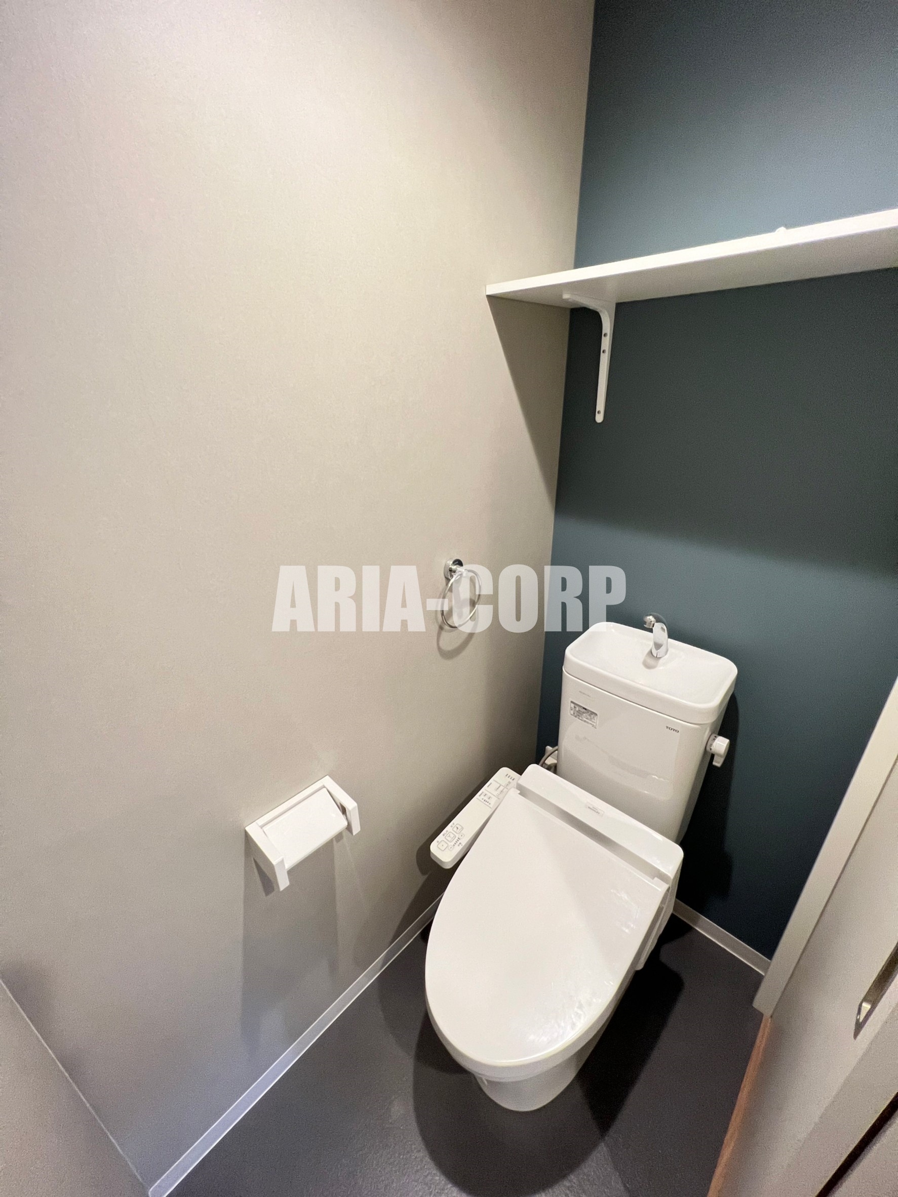 トイレ　ウォシュレット対応♪上部には収納スペースもあります！