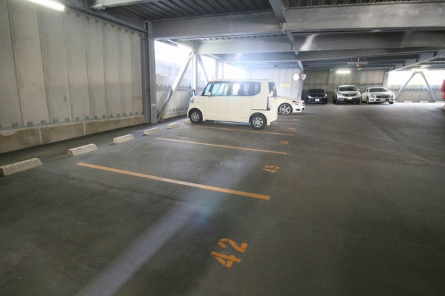 駐車場　駐車場は１階の屋根付区画（正確な場所は要問合せ）