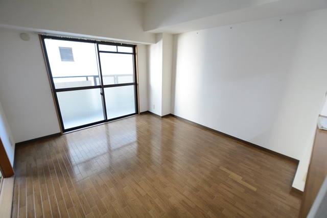 居室・リビング　床色が落ち着いた色合いで綺麗です♪