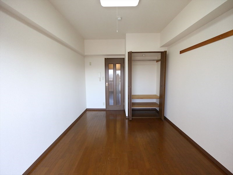 居室・リビング　洋室7.8帖　クローゼット（収納充実してます）