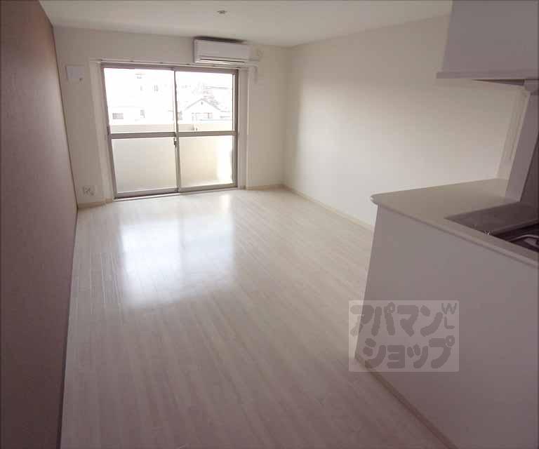 居室・リビング　キッチン含め１４．７帖！