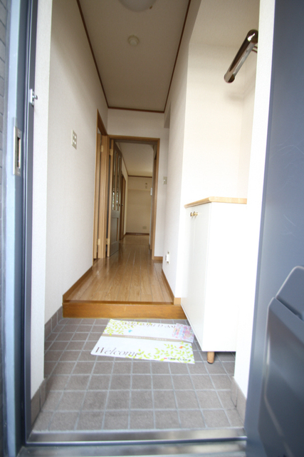 玄関　同間取の別室参考写真です。