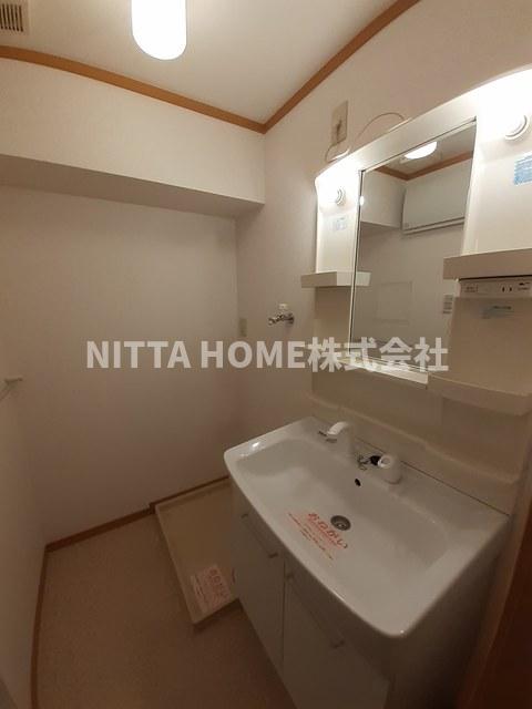 洗面設備　シャワー付き洗面台、朝の身支度も快適に★