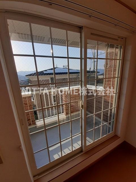 バルコニー　バルコニー付きで洗濯物も干せます＊