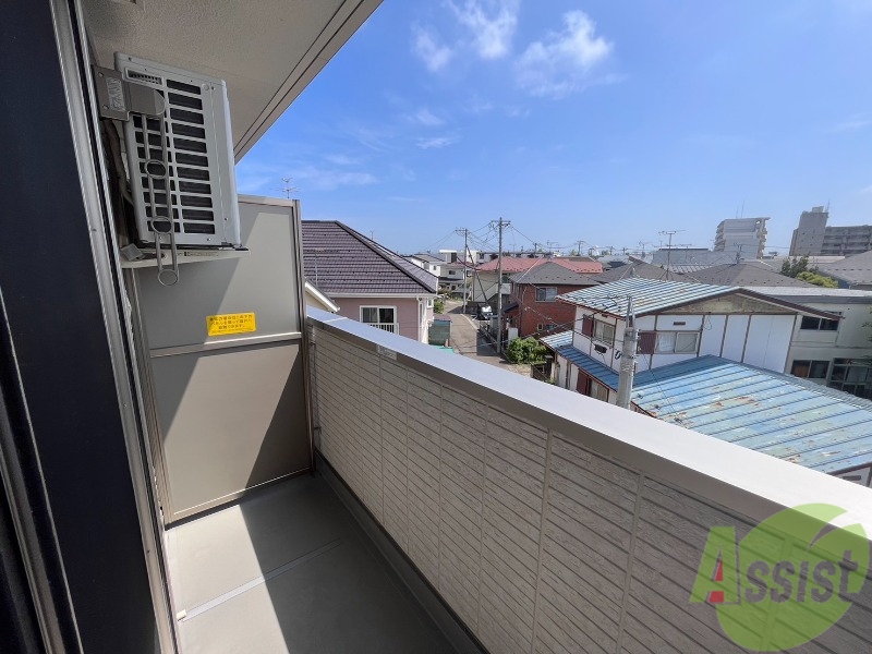 バルコニー　バルコニーが付いているので晴れた日は洗濯物が沢山干せますね。