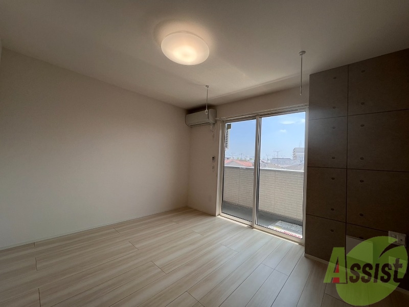 居室・リビング　南向きの大きめの窓から日差しがたっぷり入る明るいお部屋です。