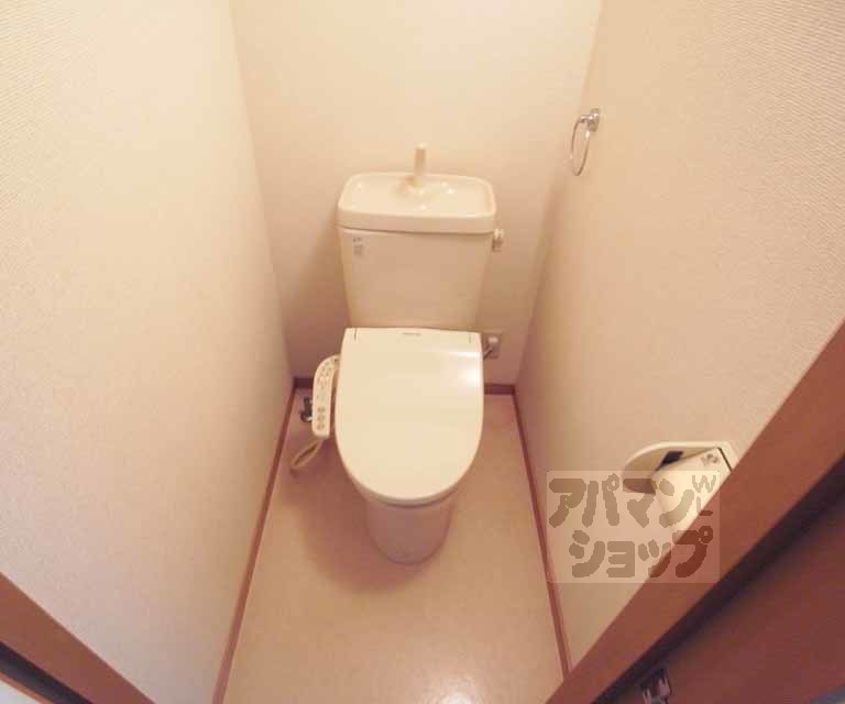 トイレ　ウォシュレット付き。