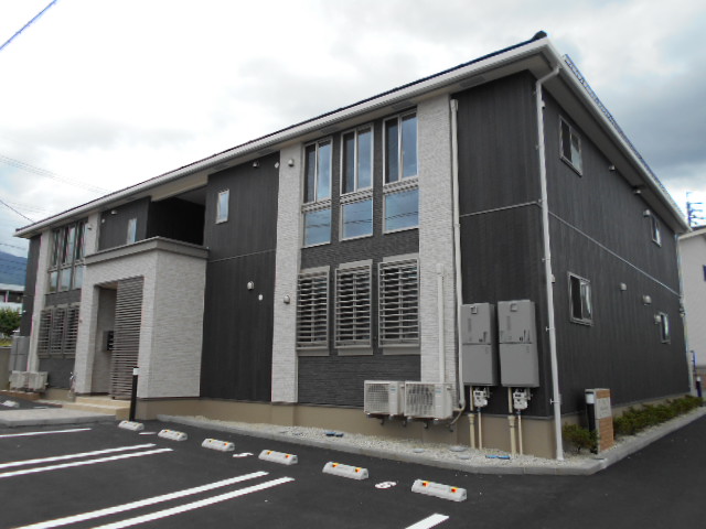 建物外観　建物玄関側（北面）を北西方向より撮影