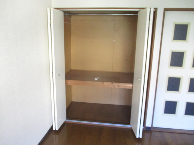 収納　ハンガーパイプ付きでたっぷり入る収納スペース。