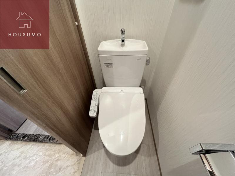 トイレ　落ち着いた色調のトイレです