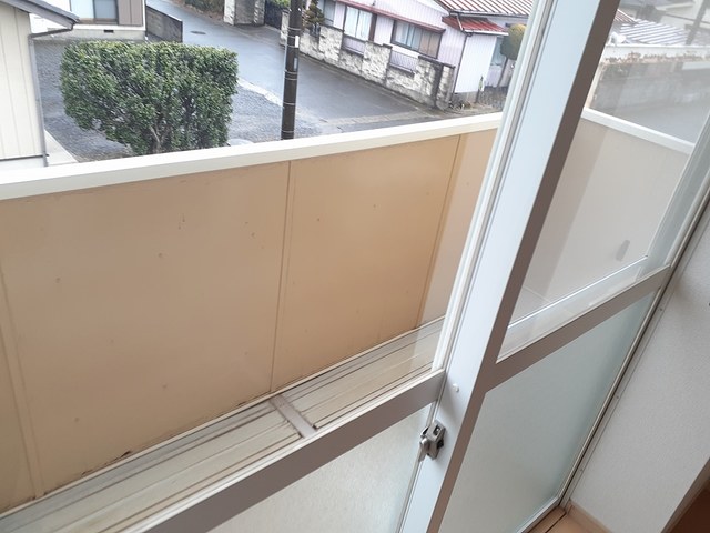 バルコニー　暖かな日差しのふりそそぐバルコニー
