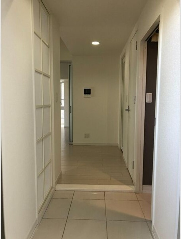 玄関　※写真は同じマンションの違う部屋のものになります。
