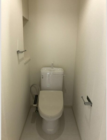 トイレ　※写真は同じマンションの違う部屋のものになります。
