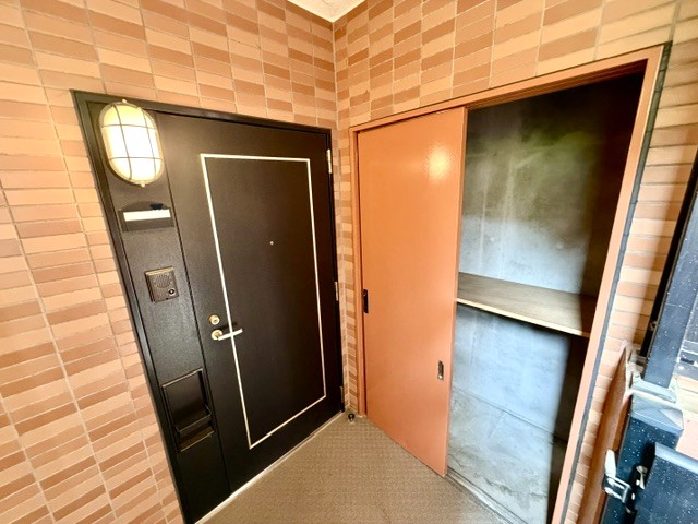 玄関　玄関横に専用物置きもございます