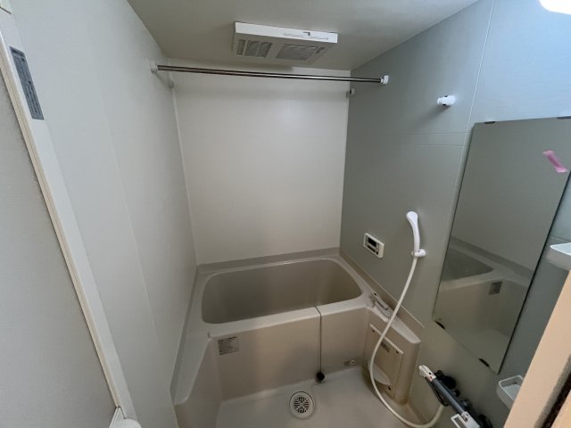 バス・シャワールーム　同物件反転のお写真となっております 間取り図を参照してくださ