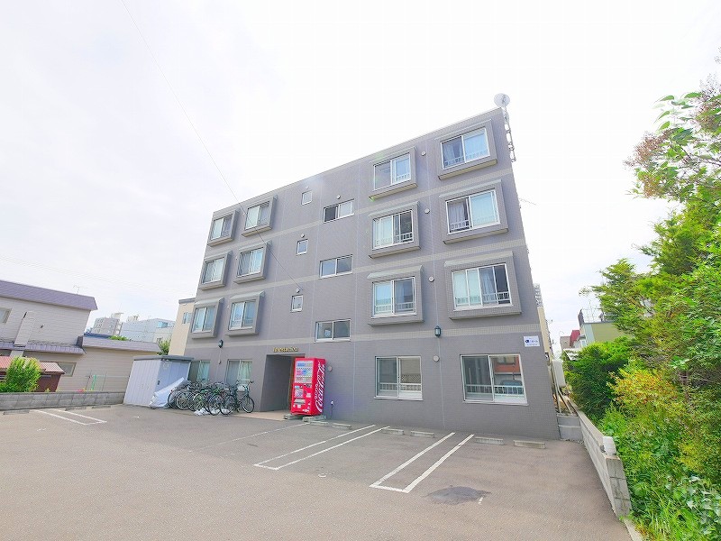 建物外観　ＪＲ「厚別」駅より徒歩２分の好立地物件です♪