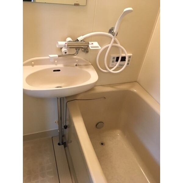 バス・シャワールーム　掲載写真は同型モデルを掲載しており実際のお部屋と仕様等が異な