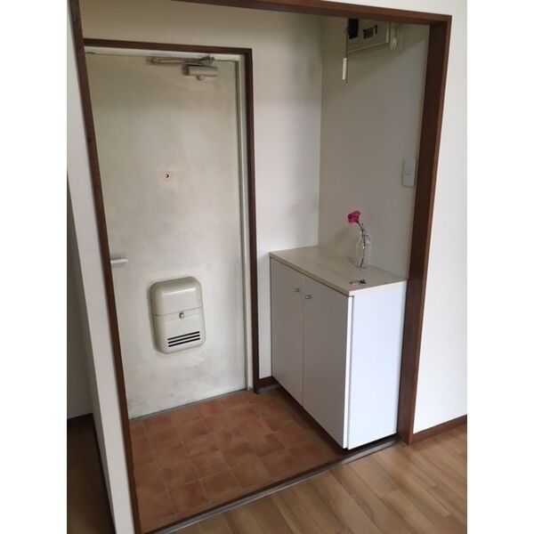 玄関　掲載写真は同型モデルを掲載しており実際のお部屋と仕様等が異な